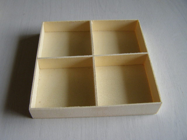 dřevěná krabička 4 okénka - 16,5 x 16,5 cm