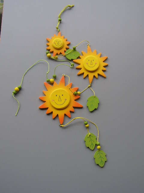 závěs dřevo - sluníčka a lístečky