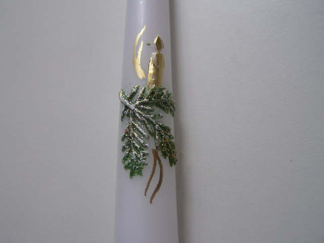 svíčka kónická s ozdobou - bílá se svíčkou