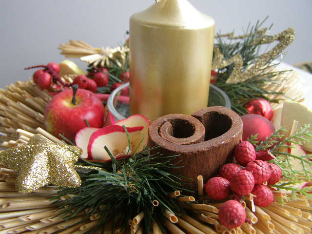 svícen - zdobená slámová hvězda se zlatou svíčkou