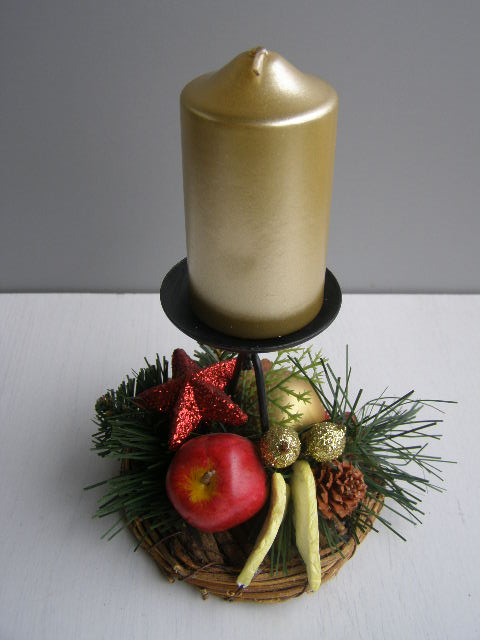 kovový zdobený svícen červenozlatý