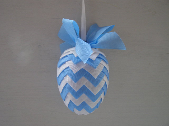 artyčokové vejce - modrobílé světlé zubaté