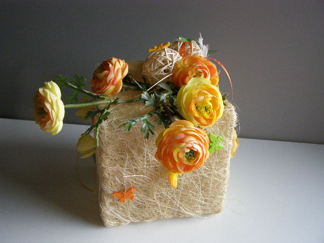 sisalová kostka s pryskyřníky