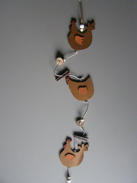 závěs - tři dřevěné slepičky s dřevěnými korálky...