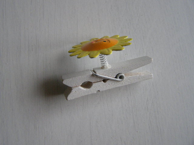 kolíček - plechové sluníčko na pružině - žluté