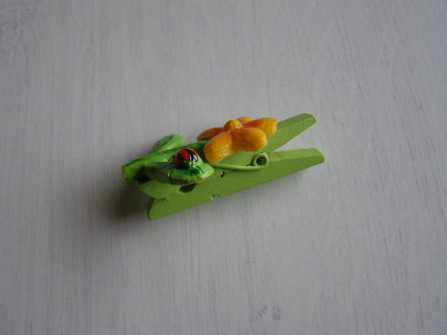 kolíček - plastová kytička s beruškou- oranžovožlutá