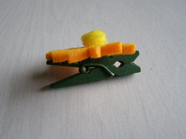 kolíček - filcová kopretina - oranžová