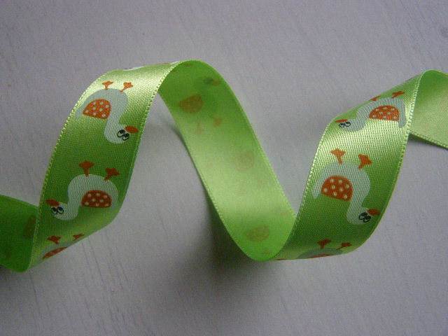 saténová 24 mm - kachničky - světle  zelená