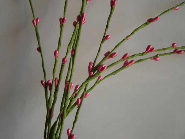 tráva s pecičkovými kvítky - růžová