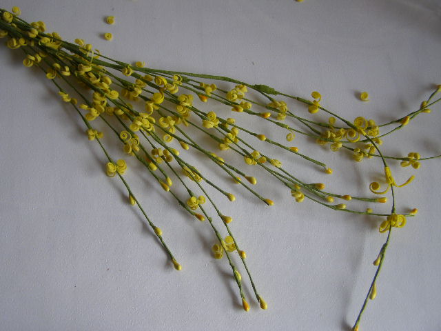 převislé pruty s pěnovými kvítky - žluté