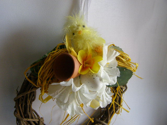 vrbový věneček s rozcuchaným kuřátkem a bílým svlačcem 