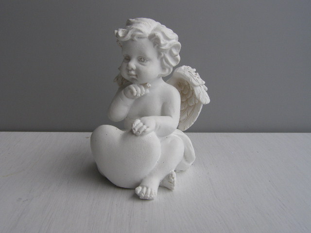 anděl bílý sedící - se srdcem