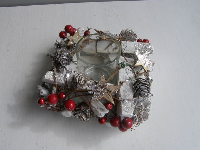 svícen hranatý se skleničkou - bílostříbrný s červenými bobulemi