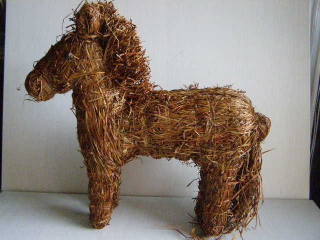 koník velký z přírodního materiálu - tmavě hnědý