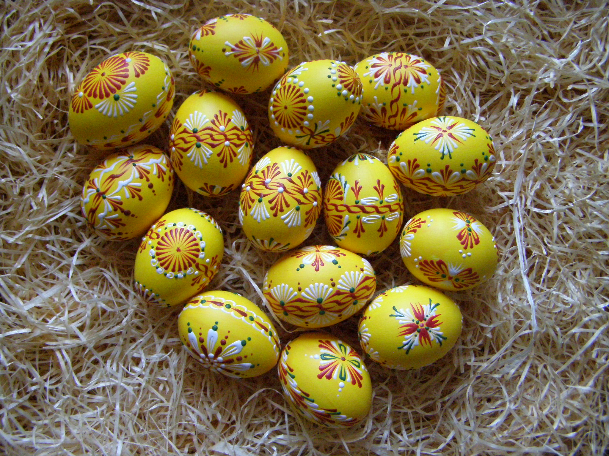 voskový reliéf - slepičí žlutá s barevným voskem