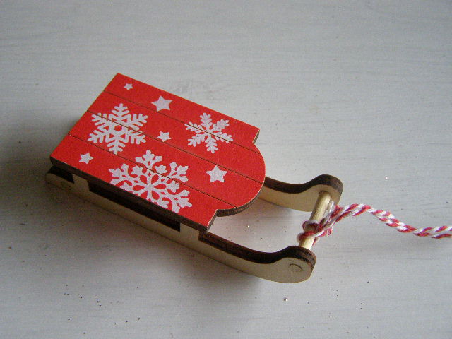 sáňky střední s vločkami - 10 cm - červené