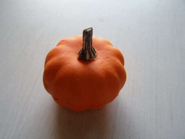 dýně menší 5 x 3,5 cm - oranžová matná se stopkou