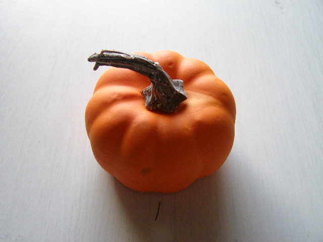 dýně střední 9,5 x 5,5 cm - oranžová matná se stopkou