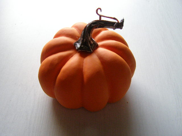 dýně větší 11 x 6 cm - oranžová matná se stopkou