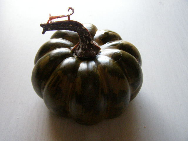 dýně větší 11 x 6 cm - tmavě zelená se stopkou