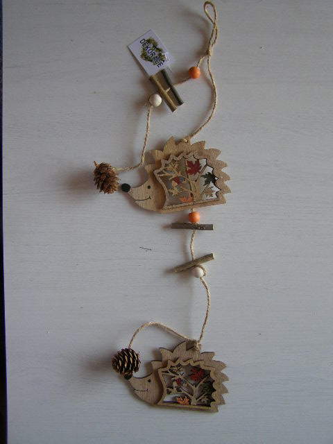  závěs vyřezávaný - podzimní ježci s korálky a šiškami