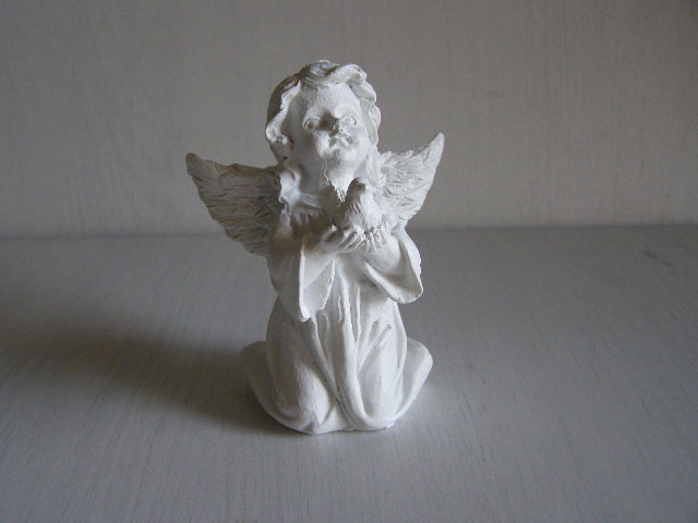 anděl bílý sedící - s ptáčkem