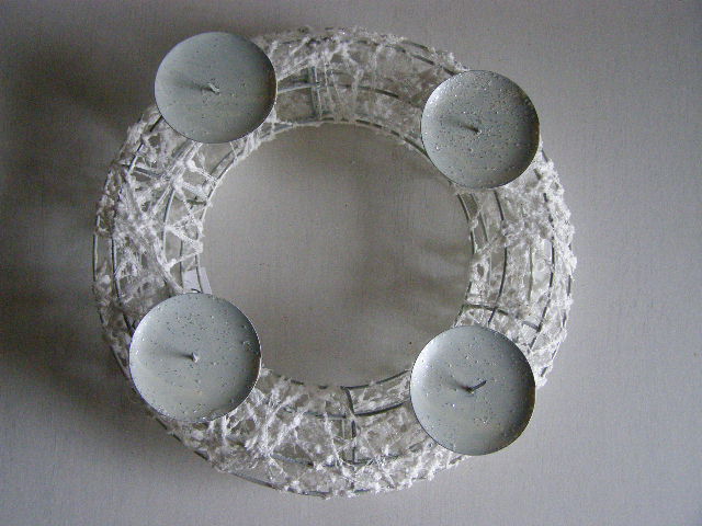 adventní věnec s bodci - drátěný bílý