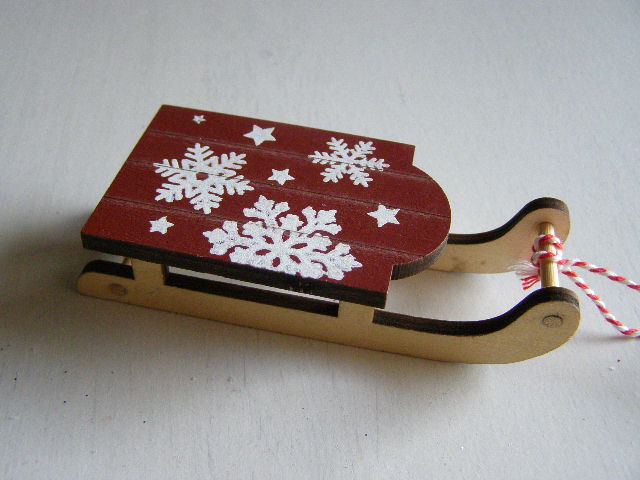 sáňky větší - 12 cm -  červené s bílou vločkou