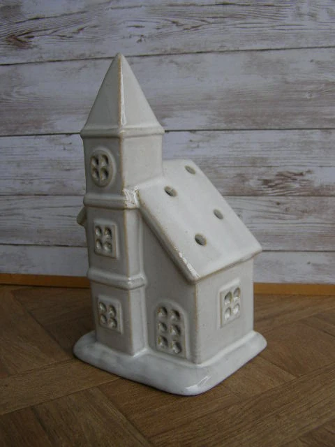 Keramika na svíčku - kostelíček krémový