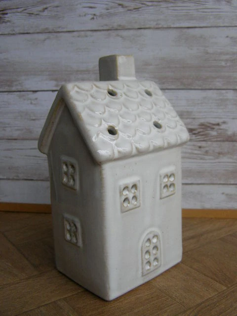 Keramika na svíčku - domek krémový s taškovou střechou