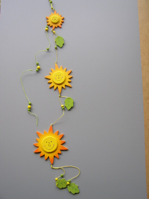 závěs dřevo - sluníčka a lístečky