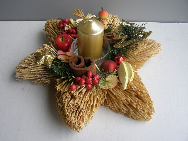 svícen - zdobená slámová hvězda se zlatou svíčkou