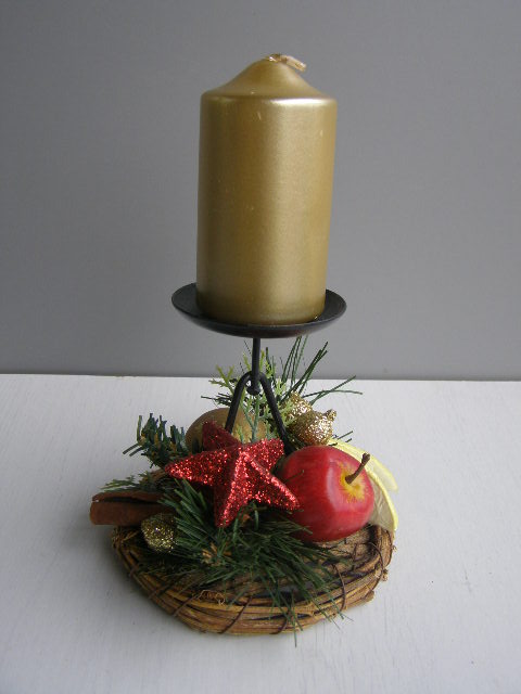 kovový zdobený svícen červenozlatý