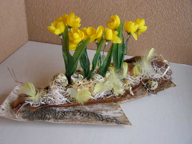 žluté krokusy s křepelčími vajíčky