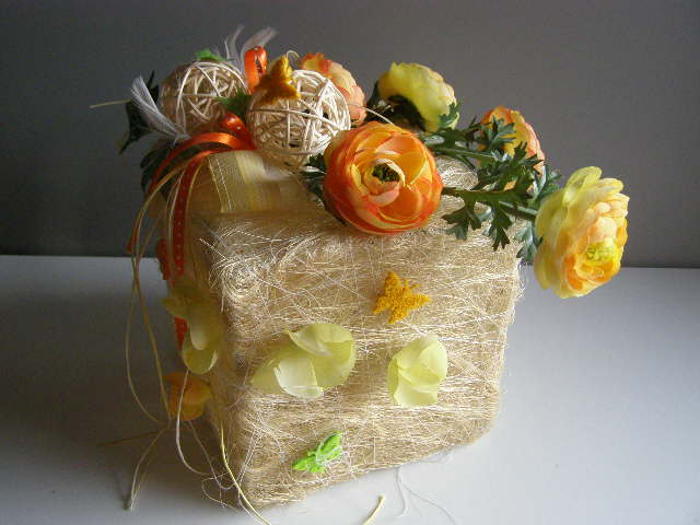 sisalová kostka s pryskyřníky