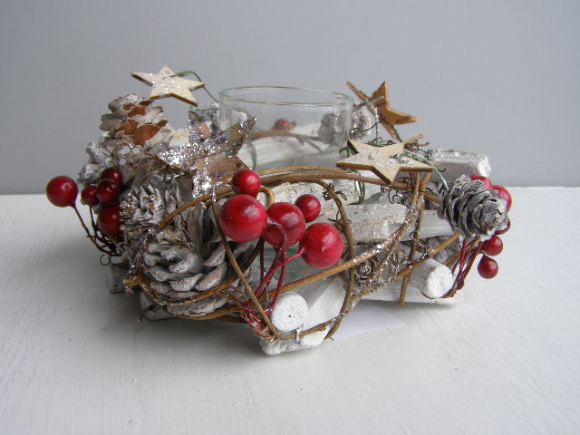 svícen hranatý se skleničkou - bílostříbrný s červenými bobulemi