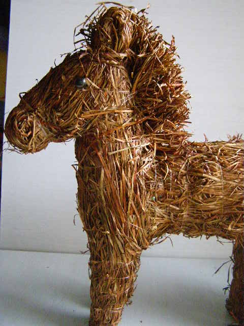 koník velký z přírodního materiálu - tmavě hnědý