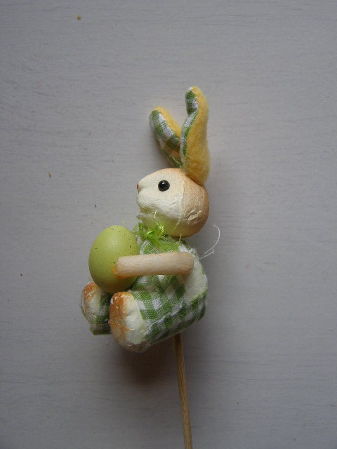 zápich - zajíček sedící s vajíčkem