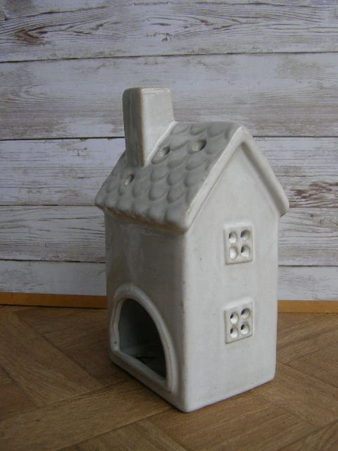 Keramika na svíčku - domek krémový s taškovou střechou