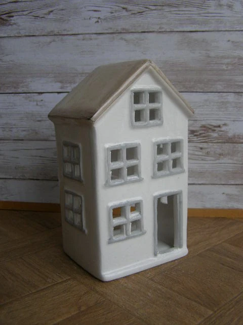 Keramika na svíčku - domek vysoký bílý s hnědou střechou