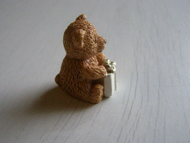 figurka - medvídek s dárečkem