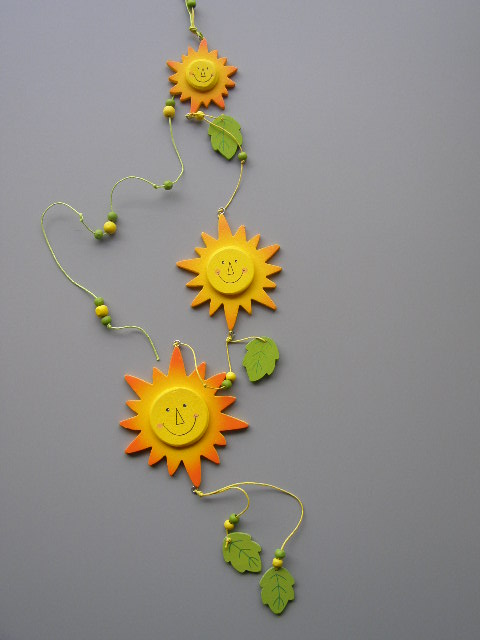 závěs dřevo - sluníčka a lístečky