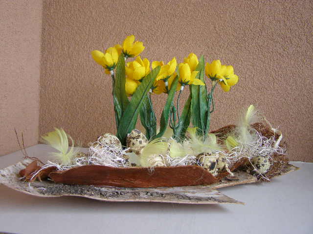 žluté krokusy s křepelčími vajíčky