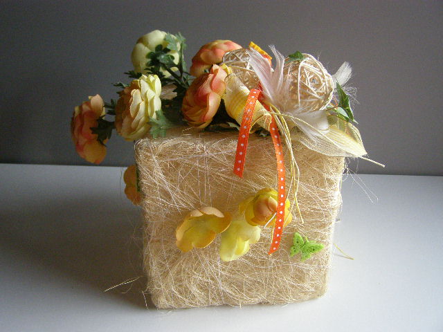 sisalová kostka s pryskyřníky