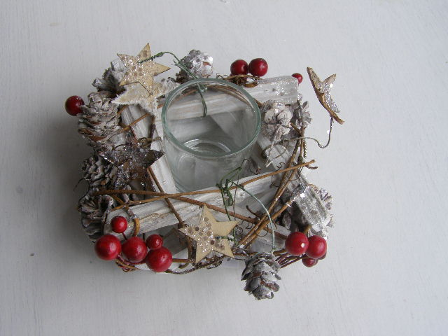 svícen hranatý se skleničkou - bílostříbrný s červenými bobulemi