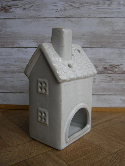 Keramika na svíčku - domek krémový s taškovou střechou