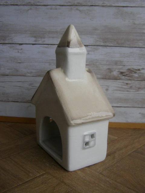 Keramika na svíčku - kostelíček bílý s hnědou střechou