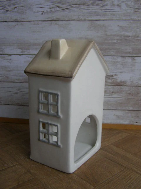 Keramika na svíčku - domek vysoký bílý s hnědou střechou