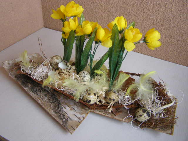 žluté krokusy s křepelčími vajíčky