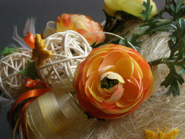 sisalová kostka s pryskyřníky